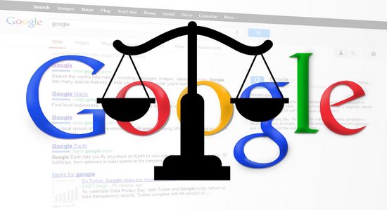 Google-Logo mit einer Waage davor