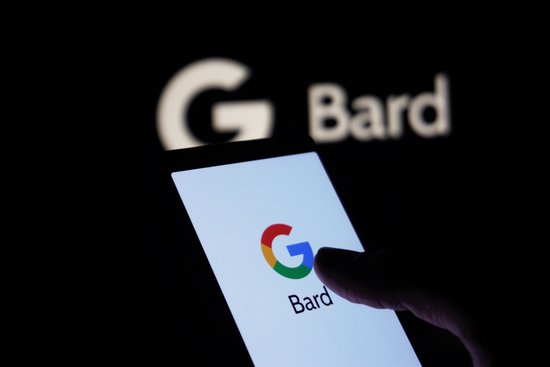 Bild von der geöffneten Software Google Bard auf einem Smartphone