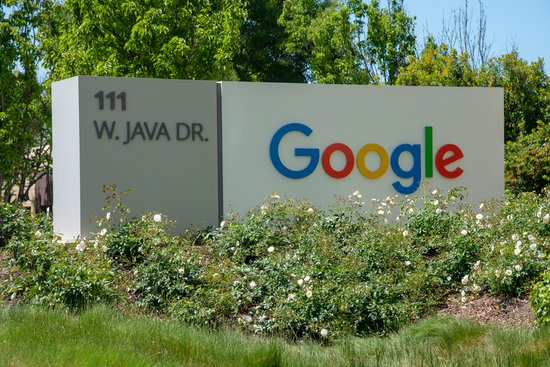 Bild vom Schild vorm Hauptquartier von Google. Die Adresse ist 111 West Java Drive