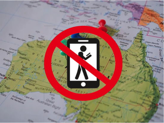 Australischer Kontinent mit Verbotsschild auf dem ein Strichmännchen mit Handy in der Hand ist