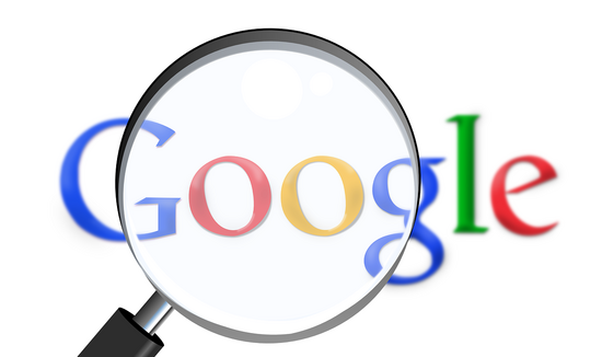 Google Logo mit Lupe davor