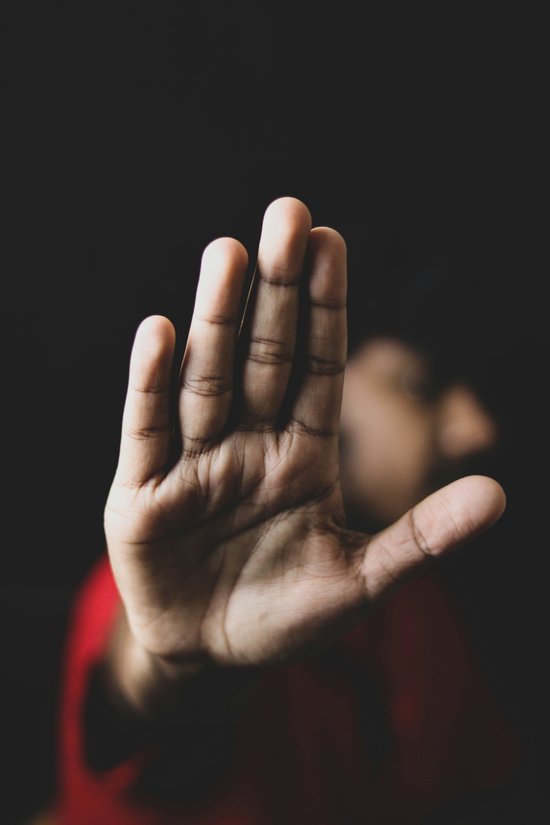 Eine ausgestreckte Hand, mit offener Handfläche, wegweisend vom Körper