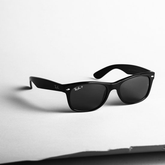 Eine RayBan-Sonnenbrille vor einem weißen Hintergrund
