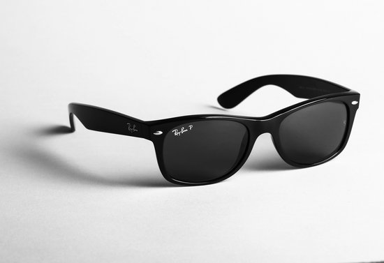 Eine RayBan-Sonnenbrille vor einem weißen Hintergrund