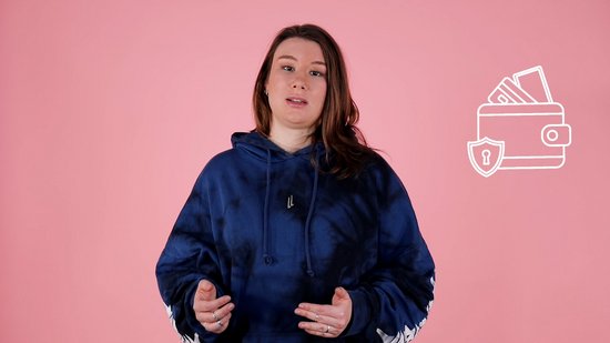 Eine Frau mit blauem Pulli vor einer Rosa Leinwand. Ein weißes Geldbeutelsymbol ist link neben ihrem Kopf