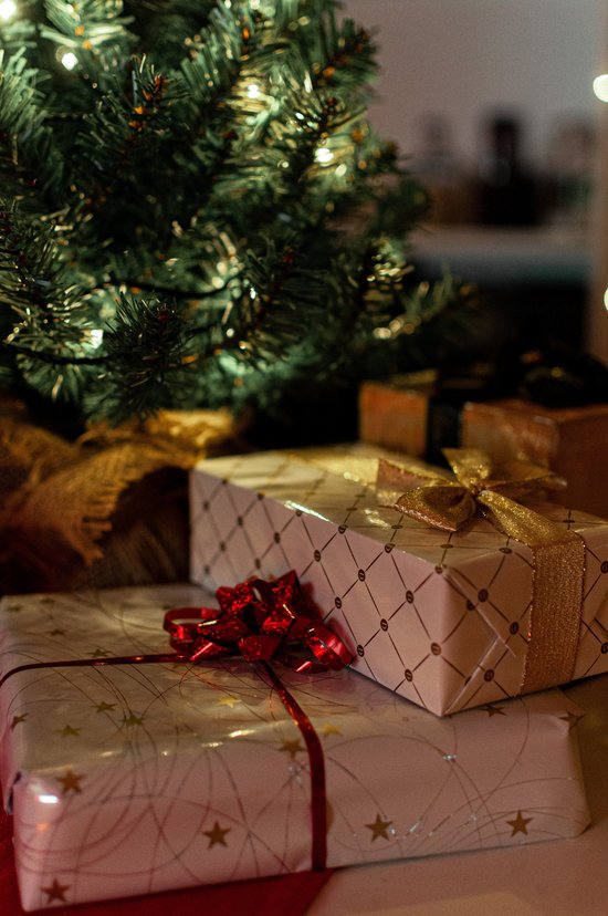 Geschenke mit Geschenkband unterm Weihnachtsbaum