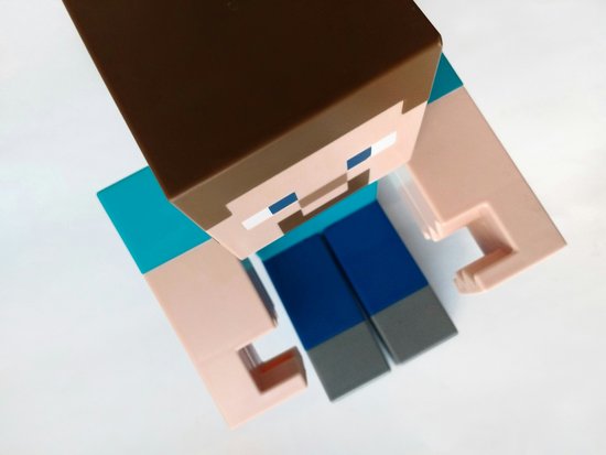 Nahaufnahme einer Minecraft-Steve-Actionfigur bzw. Spielzeugfigur