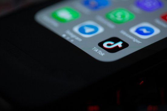 Einige Appsymbole von Messengern und TikTok auf einem Smartphone