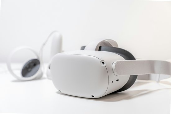 Die Meta-VR-Brille mit Controllern