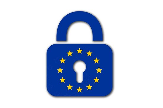 Ein blaues Vorhängeschloss mit Sternenkreis der EU um Schlüsselloch