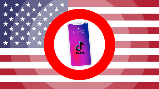 TikTok-Logo auf einem Handy, USA-Flagge im Hintergrund
