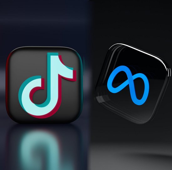 Tiktok und Meta-Logo, beide als 3D-Grafik