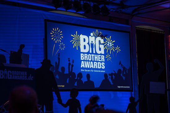 Leinwand mit dem Logo des Big Brother Awards 2024
