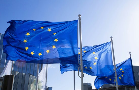 3 Europa-Flaggen an Fahnenmasten in Straßburg