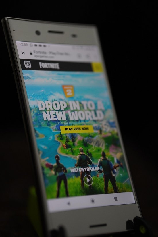 Smartphone auf dem die Registrierung für Fortnite angezeigt wird