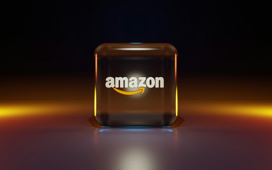 Amazon-Logo als 3D-Optik auf dunklem Hintergrund mit Orangetönen
