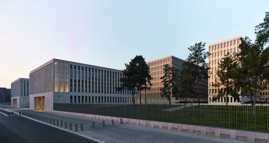 Eckiges großes Gebäude, mit dünnen Fenstern und Rasen davor. Quartier des BND.