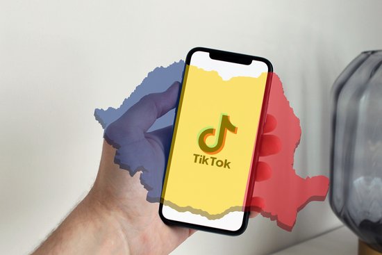 rumänienNews Smartphone mit Tiktok Logo mit eine Rümanienflagge über dem Handy schwebend