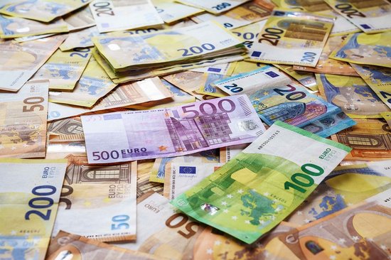 Viele Geldscheine von 20€ bis 500€ Scheinen