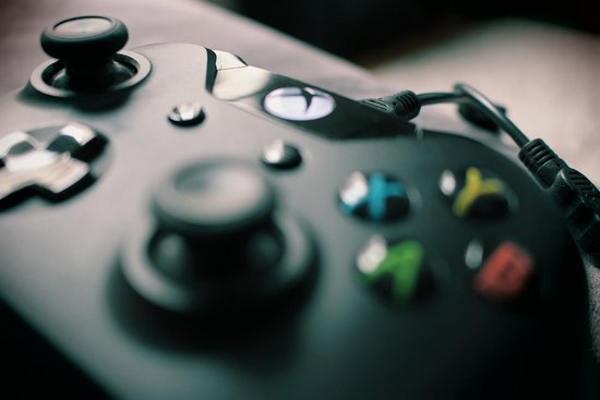 Xbox Controller mit eingestecktem Ladekabel
