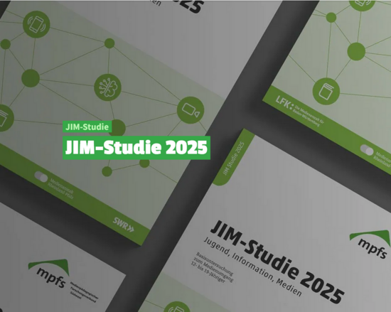 "JIMS-Stude 2025" in weißer Schrift. Im Hintergrund die Print-Version der Studie.