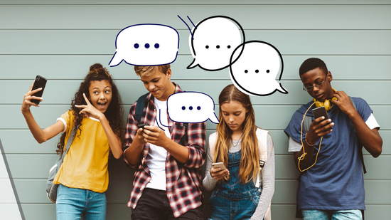 Eine Gruppe von Jugendlilchen mit Handys in den Händen äußern sich mit Sprechblasen zu Thema Social Media-Verbot